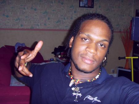                           **DjE$$Y @k@ FuGiTiF**
